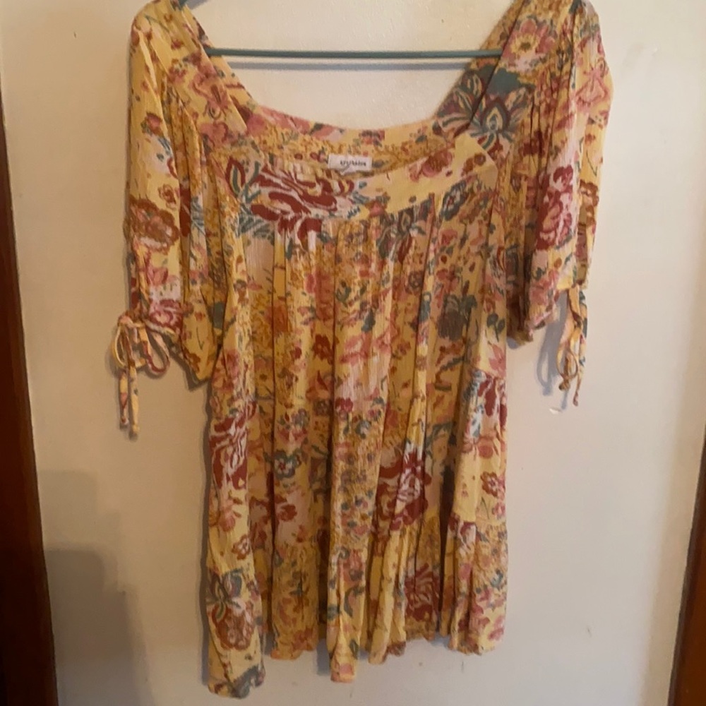eyeshadow yellow and floral top